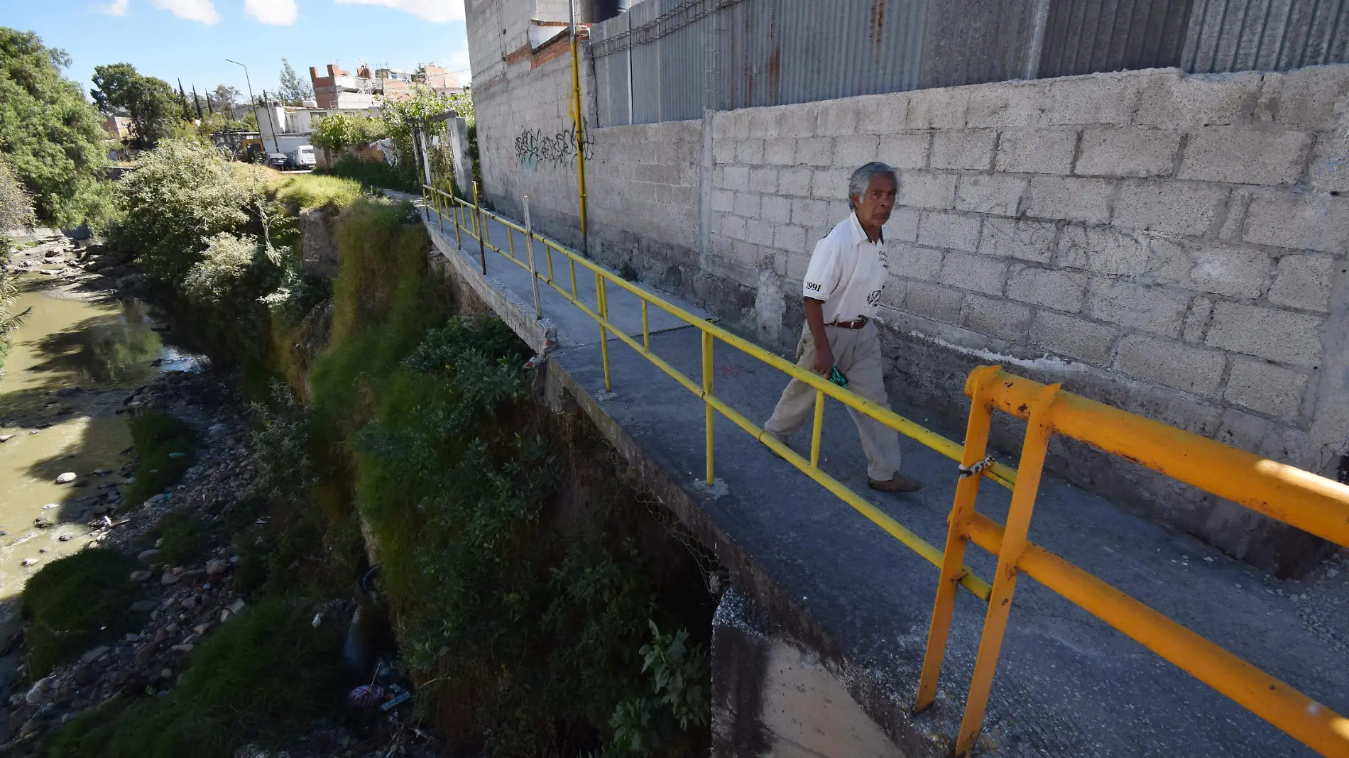 Habitantes de la colonia Gregorio Ramos piden intervención para reparar el paso al río Manzanilla